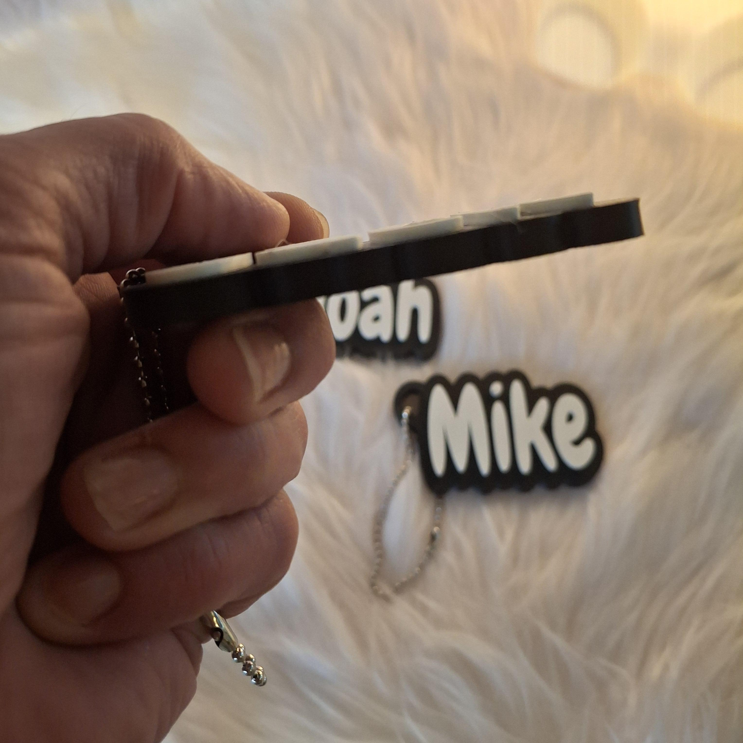 Gepersonaliseerde Naamsleutelhanger – 3D Geprint - Zwart met Witte Letters