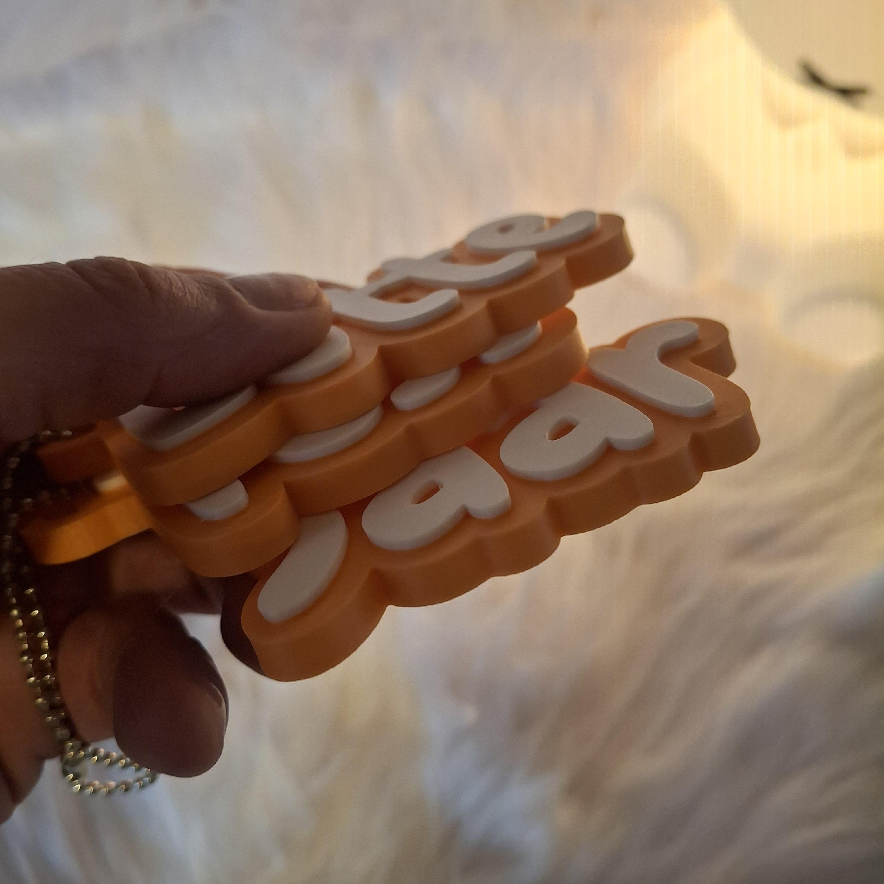 Naamsleutelhanger met naam voor aan de sleutelbos