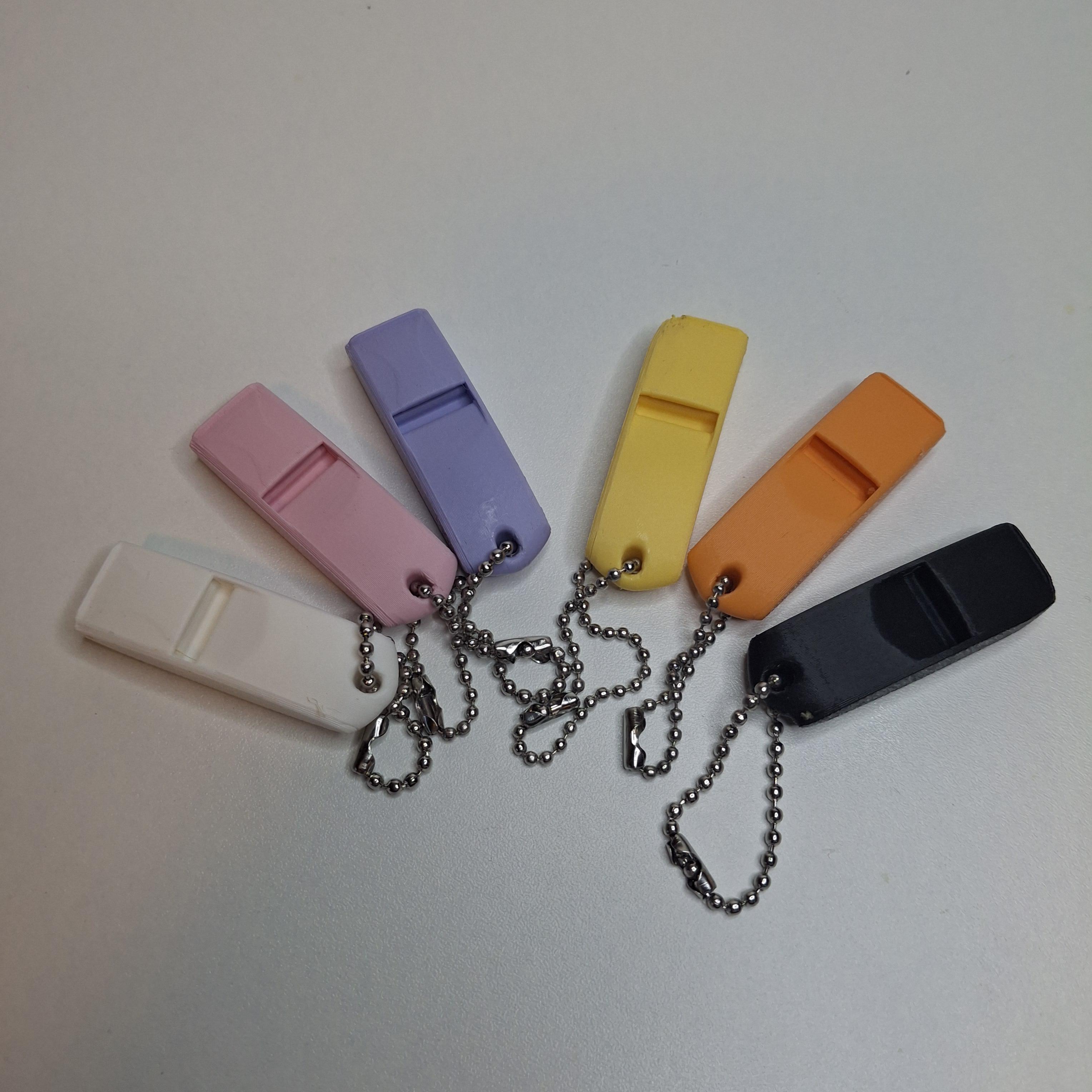 3D geprinte SOS fluitjes voor aan de sleutelbos in wit geel roze lila perzik en zwart