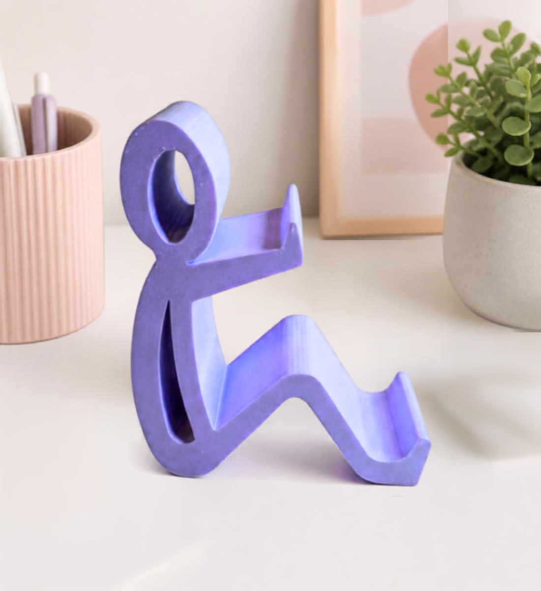 Lila telefoonhouder in de vorm van een zittend mannetje